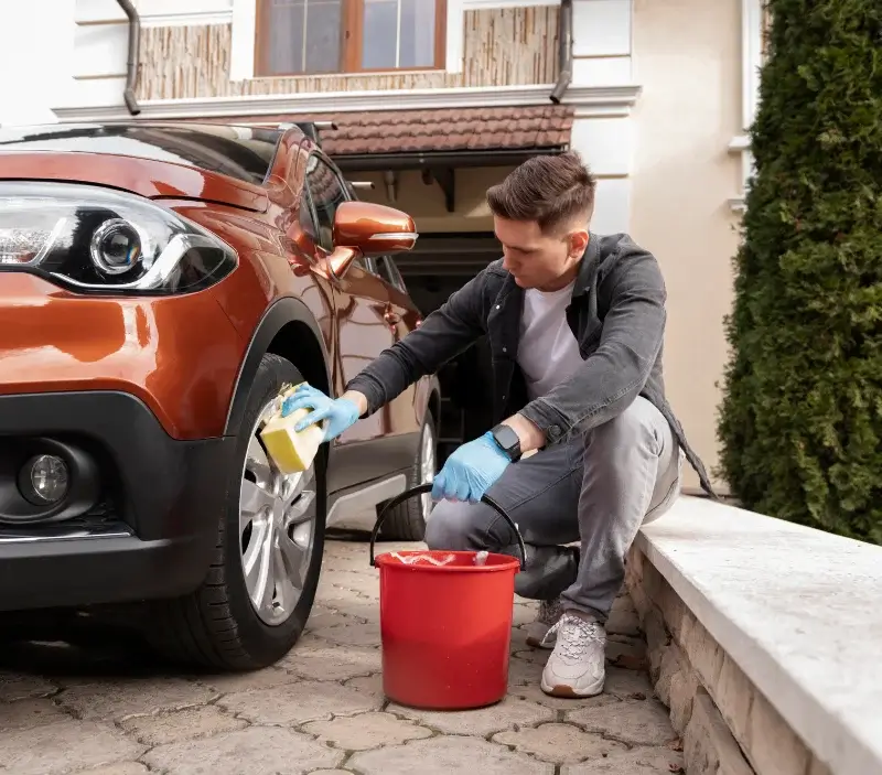 Lavage auto à domicile Vals-les-Bains : professionnel intervenant sur un véhicule